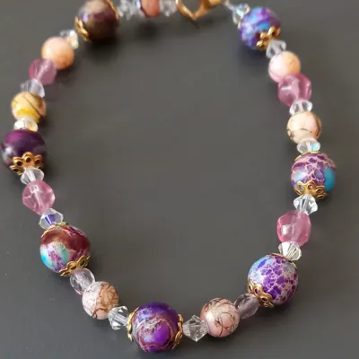Bracelet réalisé avec agates et petites toupies Swarovski.